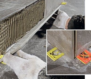 Klinker trappa: Ställ plattan på de små plastkilarna Klinker trappa: Ställ plattan på de små plastkilarna